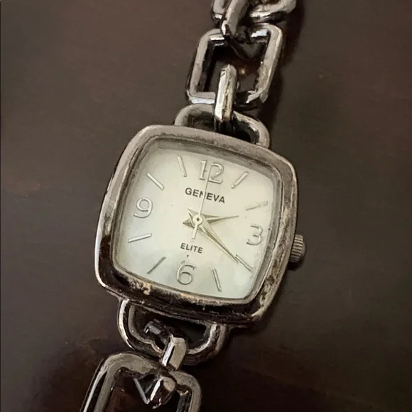 Lot of 5 old watches - need batteries - Picture 6 of 9